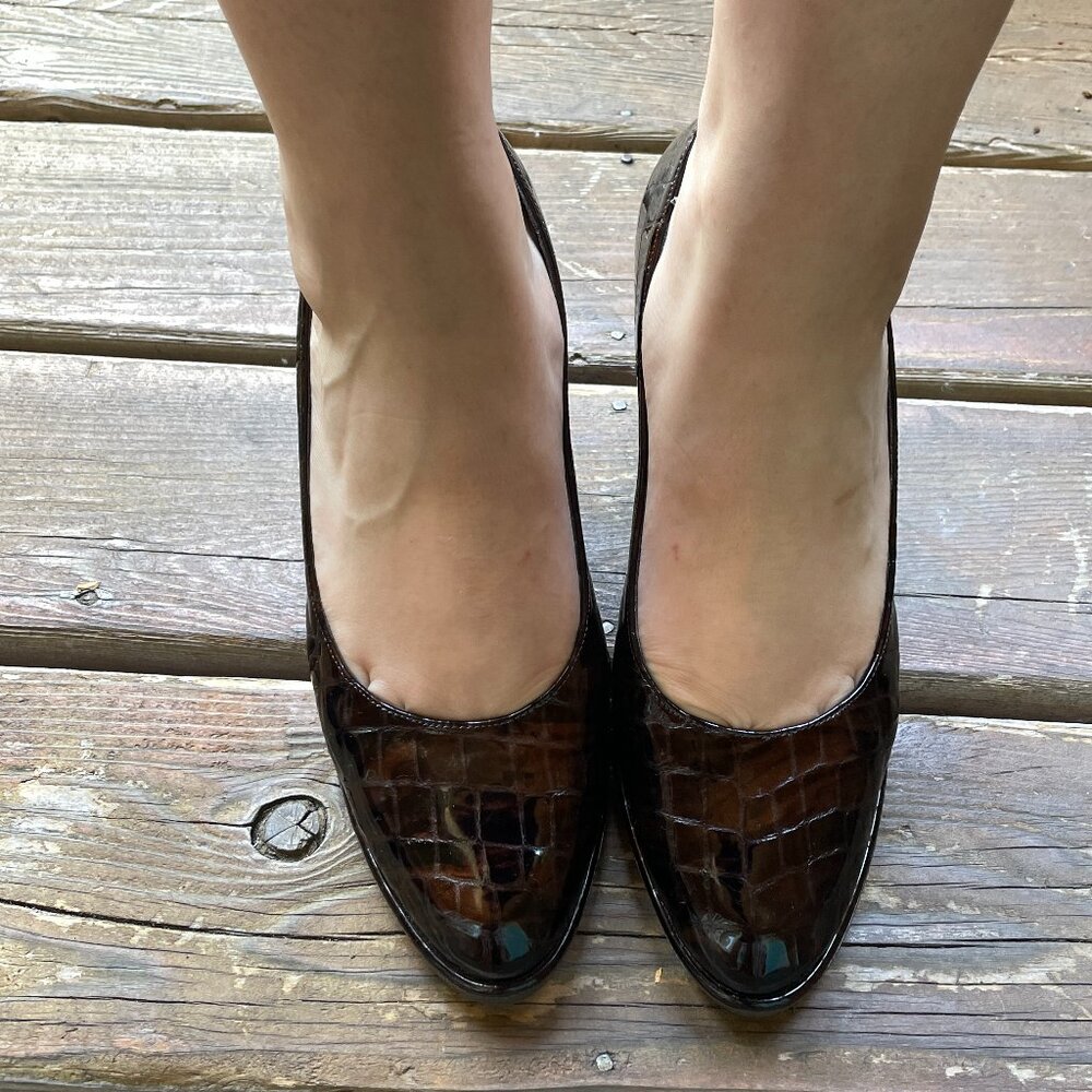 Euc Stuart Weitzman Cocoa Crocodile Patent Pumps … - image 1